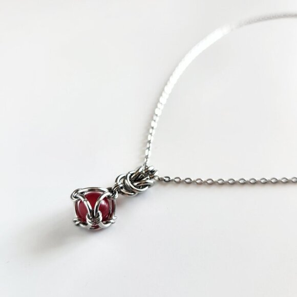 Gothic Victorian Vampire red caged pearl necklace with a small silver chain - Picture 6 of 7